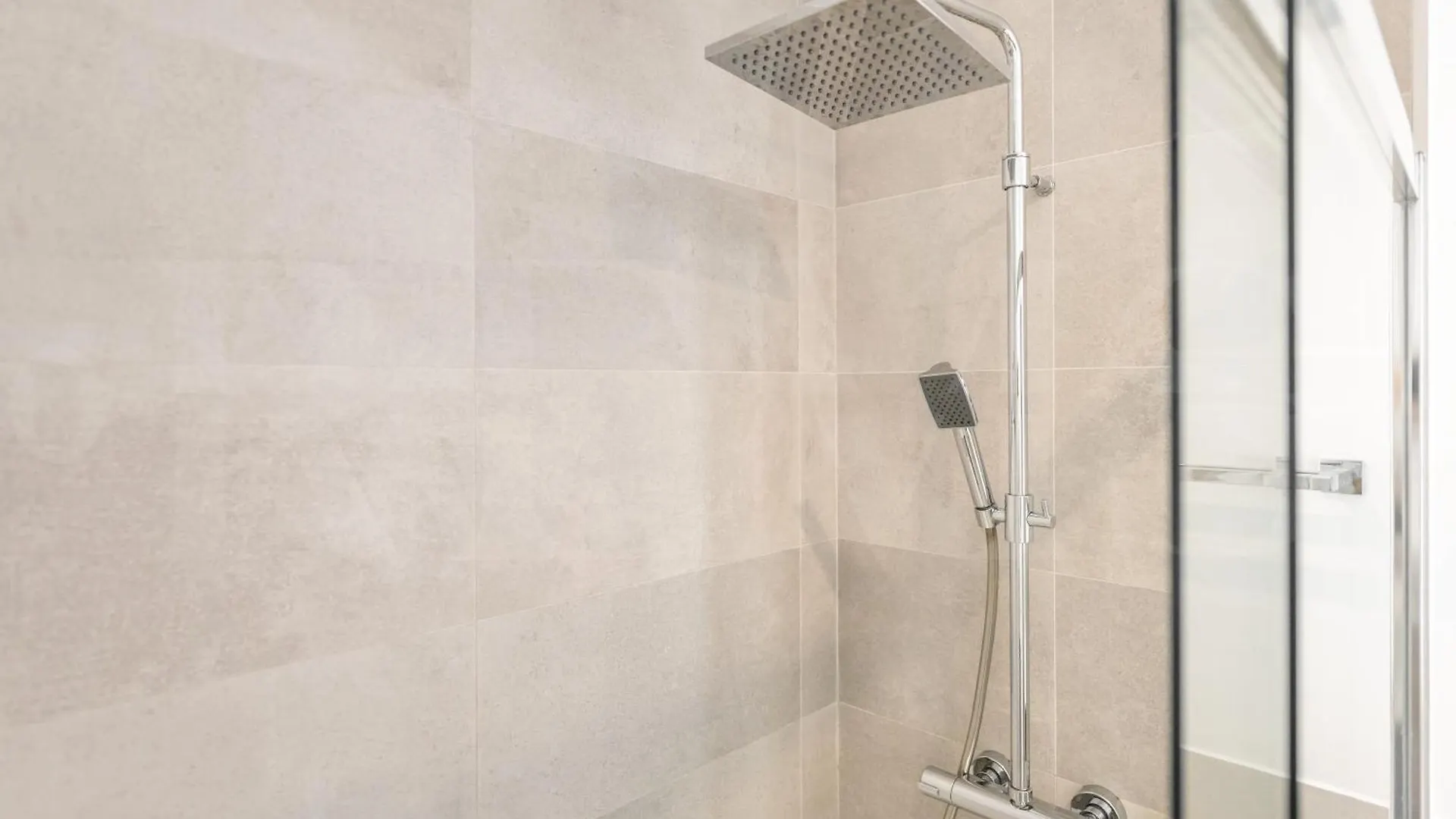 Intimate Studio In The Heart Of Malaga By Rems Daire